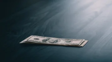 استقرار بالمصارف.. كم سجل سعر صرف الدولار مقابل الجنيه المصري اليوم؟